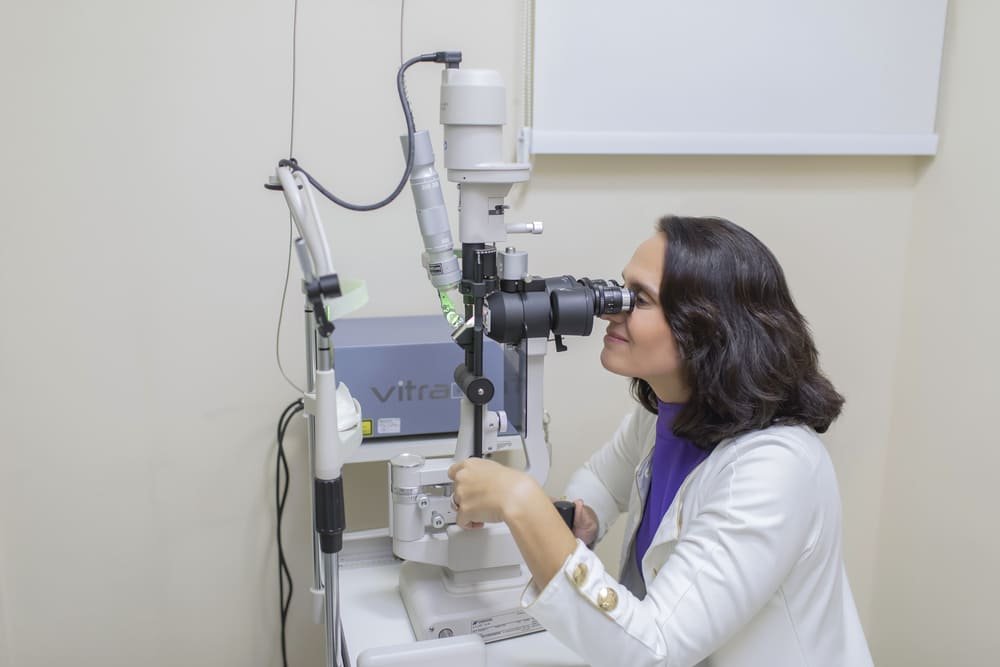Dra. Danielle Boni | Oftalmologista Especialista em Retina Clínica e Cirúrgica